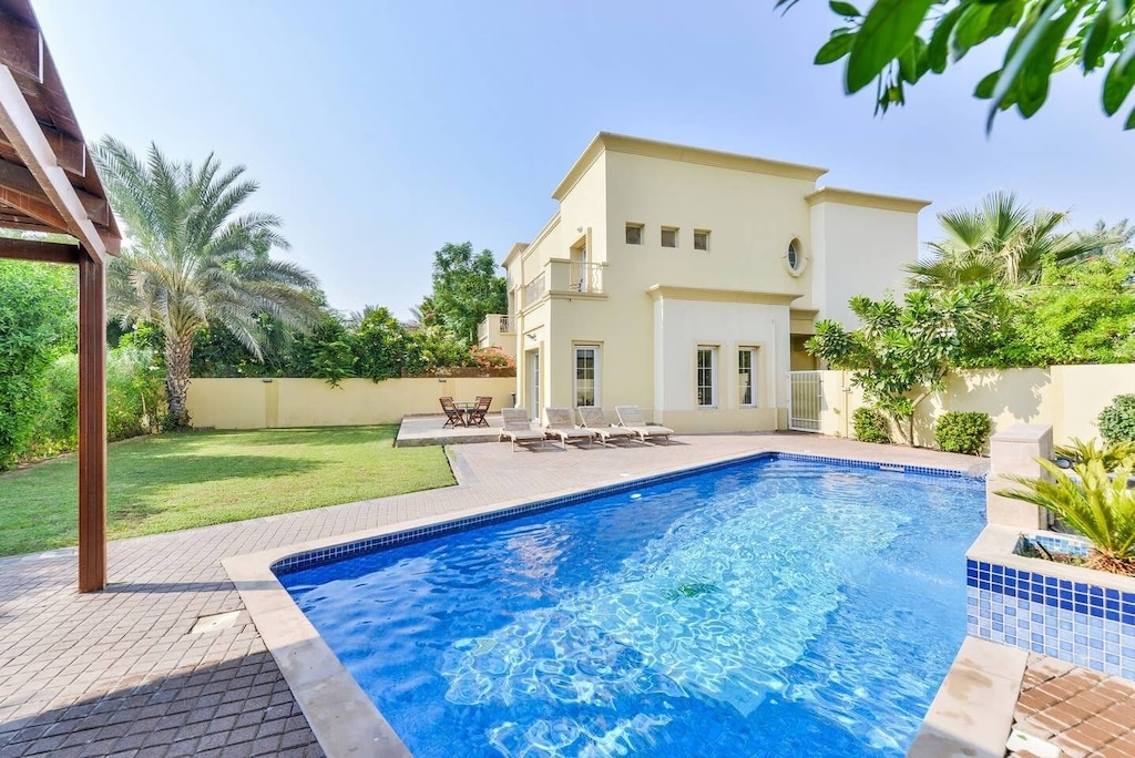dubai luxury villa private pool lake view