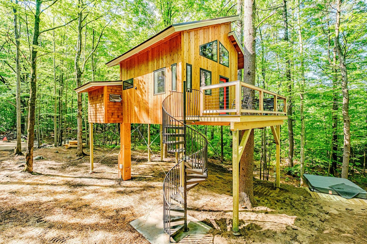 The Canopy Treehouse Airbnb - Glamping in New England