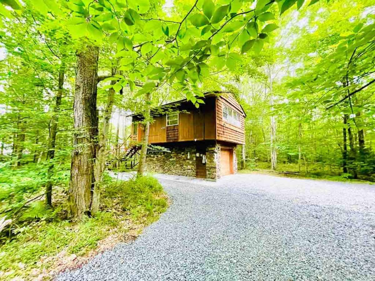 Luxury Cabins in Poconos treehouse close to lakes